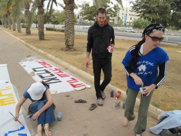 Attivisti a Beer Sheva che preparano manifesti per un corteo, 29 settembre. Fonte: Pagina ufficiale di Facebook per la mobilitazione locale #j14 nel Negev