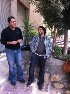 بهاء صابر، على اليسار، وعلاء عبد الفتاح خارج المحكمة صباح اليوم