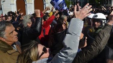 Ciudadanos rodeados por la policía antidisturbios en la plaza Síntagma (Atenas) mientras protestan enérgicamente contra la miseria económica del país. Imagen de epoca libera, copyright de Demotix (28/10/11).