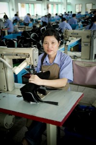 Jugendliche Arbeiter in einer Schuhfabrik in Shenzhen Longgang, China. Image by Martin Coyne, copyright Demotix (27/04/2009).