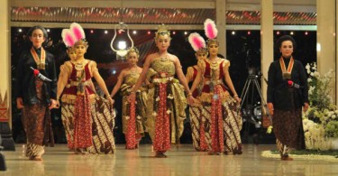 Bedhaya Sangaskara dancers. Photo by @kratonwedding 