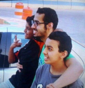 صورة فارس مع اخوانه بعد الافراج عنه