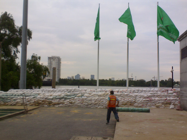 Sandbags against rising water level. From twitter user @khunknow