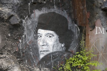 Slika na zidu Muammara al Gaddafija, Francuska. Fotografija Flickr korisnik Abode of Chaos (CC BY 2.0).