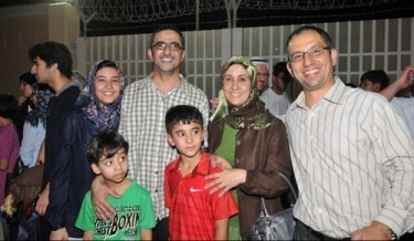  صورة الملف الشخصي علي تويتر للدكتور غسان ضيف بين زوجته الدكتورة زهرة سماك وابنته وابنيه.