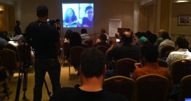محادثة شكايبي مع المدونين الفلسطينيين الذين منعوا من الدخول إلى تونس لحضور ملتقى المدونين العرب الثالث. تصوير جورجيا باول على فليكر