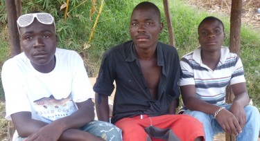 Samuel Mbewe e Kayen Kayanka con un amico