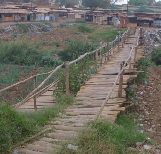 En handgjord bro mellan två marknader över Lilongwefloden