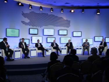 صورة للمشاركين في نقاش حول مستقبل ليبيا ، خلال اجتماعات منتدى الاقتصاد العالمي. من حساب منتدى الاقتصاد العالمي على موقع فليكر (تحت رخصة المشاع الإبداعي).