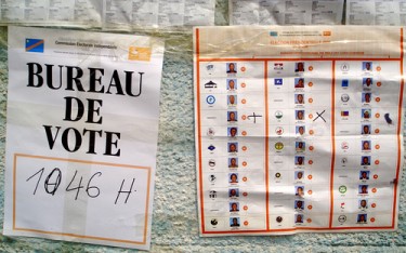 Voting Booth in DRC on Flickr by FredR (CC BY-NC-ND 2.0).