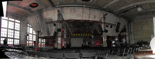 Recinto del Open Government Data Camp: «Aspecto de la vieja discoteca underground de música electrónica M25, en la zona industrial de Varsovia, durant el OGD Camp. Una  sensación cyberpunk muy original». (Foto del usuario de Flickr RealIvanSanchez; CC BY-SA 2.0).