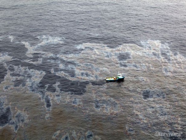 Derramamento de óleo provocado pela empresa Chevron na Bacia de Campos, no dia 18 de novembro de 2011. Foto por Rogério Santana, Governo do Rio