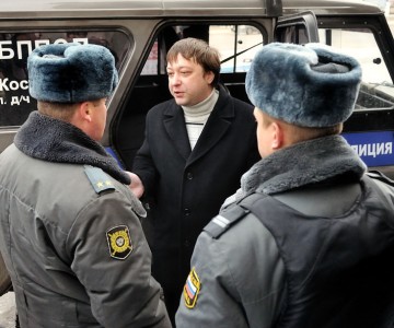 'Kostroma Jedi', Albert Stepantsev, surrounded by police. Photo uploaded by Maresyeva Pyata.