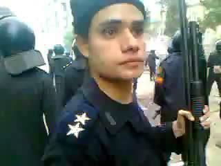 صورة من الفيديو تُظهر وجه الضابط. الصورة منشورة على تويت بيك بواسطة @Sabrology
