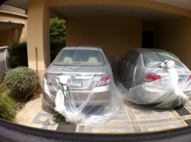Autos in Plastiktüten verpackt