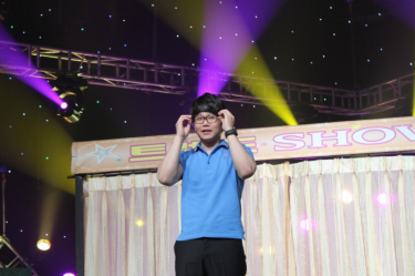 Choi Hyo-jong performing at the comedy show, Gag Concert