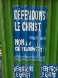 Manifesto cattolico affisso sui muri di Parigi " Difendiamo Gesù Cristo!" - by @egoflux on Twitter