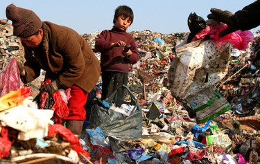 A Guizhou family making their living on a landfill site in Jiangsu. Image by Flickr user sheilaz413 (CC: BY-SA).
