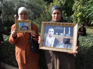 The families of Tunisian martyrs demanding justice. Image from Facebook page of Voices of the Arab Spring.