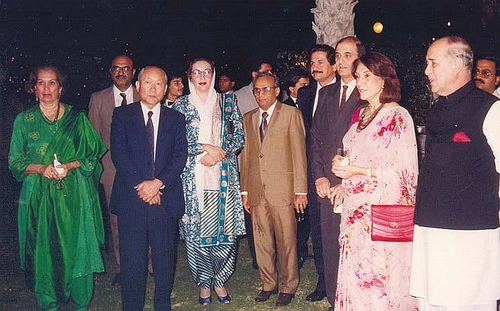Nusrat Bhutto (first from left) at Japan Consulate dinner. Image from Flickr by Altaf Shaikh CC BY-NC-ND