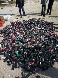 Gas- und Geräuschbomben, nur von der Polizei im Dorf Abu Siba zur Unterdrückung der Demonstranten eingesetzt.