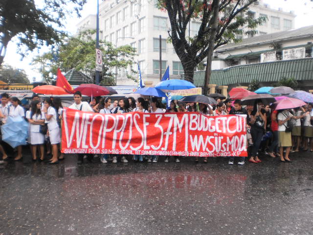 Iloilo City students brave the rain in solidarity with Occupy Mendiola. Image by author.