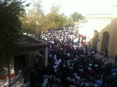 @ONLINEBAHRAIN: (Enormes multitudes participando del funeral en Abusaiba Village)