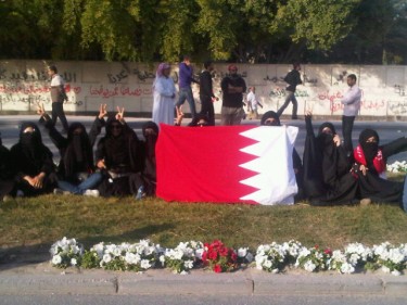 @anmarek: Mujeres sentadas en el funeral del Mártir Martyr Ali Algassab