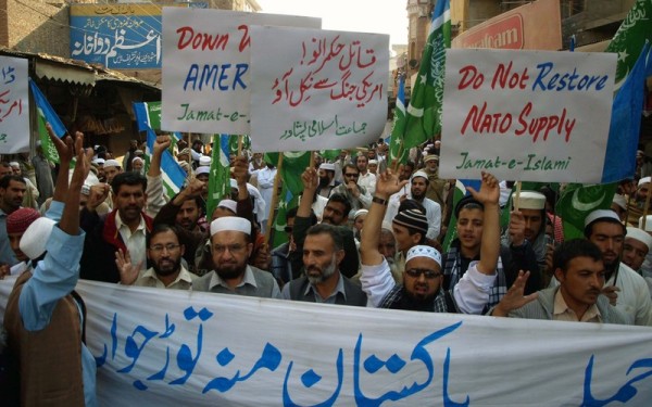 Sostenitori del partito Jamat-e-Islami manifestano con cartelli e urlano slogan antiamericani durante una dimostrazione contro la NATO. Immagine di Bilawal Arbab. Copyright Demotix (2 dicembre 2011)