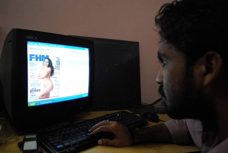 Pakistanis in an internet cafe look at a website displaying Veena Malik's photo. Image by rajput yasir, copyright Demotix (04/12/11).