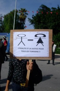 Op het bord staat: "Gelijkheid en gerechtigheid voor alle Tunesiërs". 21 november 2011, bij een demonstratie buiten het parlementsgebouw. Foto door Soukaina W Ajbetni Rouhi via Facebook.