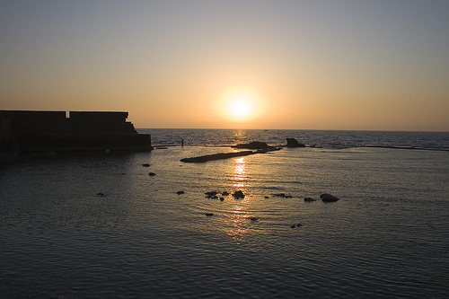 عكّا غروب الشمس، صورة نشرت على فليكر وفقاً لرخصة العموميات الخلاقة. 