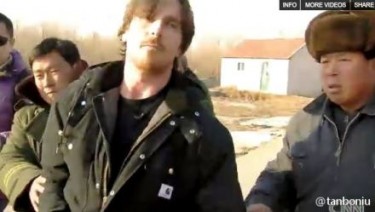 Un fermo immagine del video girato dalla CNN, che ritrae Bale mentre viene allontanato.