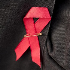 ''Röda bandet' symbolen för solidaritet med de som lever med HIV/aids. Bild av Flickr-användaren Andy McCarthy UK (CC BY-NC 2.0).