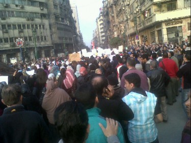 Photo par Abdeltwab Hassan, montrant de jeunes hommes formant un cordon autour du rassemblement des femmes, partagée sur Twitpic