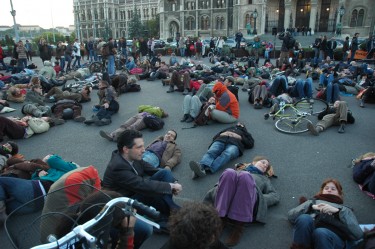 Протест со седење за заштита на правата на бездомните луѓе пред Унгарскиот парламент. Фото: Јанош Киш, авторски права Демотикс (17/10/11).