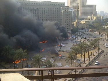 Tahrir em Chamas. Adam Makary compartilha esta imagem da praça Tahrir queimando pelo yfrog 