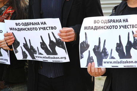 Текст: „Во одбрана на младинското учество - www.mladizakon.org“. Фото: Kinj0 (CC-BY-NC)