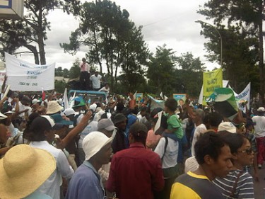 Malagasy crowd at Ivato airport on January 21. Image by Jentilisa, used with permission.