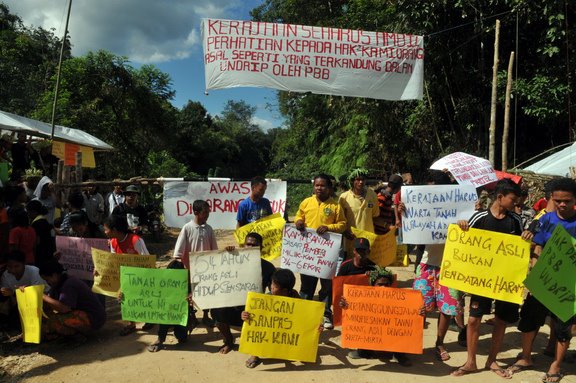 A comunidade Temiar ao levantar um bloqueio para impedir a entrada de lenhadores. Foto de Siti Kasim, publicada pelo Centro de Questões Orang Asli