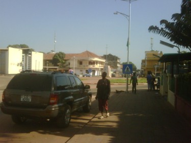 "Calmaria retorna a Bissau". Foto compartilhada por Léo Diouf (@dioufleo) no Twitter (26 de dezembro de 2011).