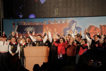 Ma Yin-jeou e il suo staff durante il discorso di vittoria ottenuta alle elezioni del 2012 a Taiwan. Immagine di Craig Ferguson, copyright © Demotix (14/01/12).