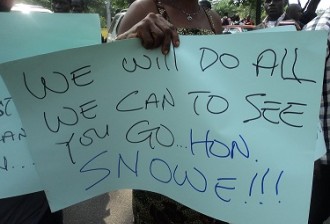 Liberian women protesting for Hon.Snowe's resignation at the Liberian Capitol Building in Monrovia.Photo:fpa.com