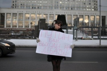Protesta de una persona por Olesya Shmagun. Fotografía de Pavel Hitzkoy, usada con persmiso.