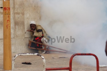 Man trying to avoid tear gas. Image by Alioune Diop