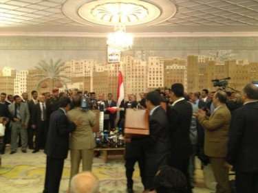 Saleh draagt tijdens de ceremonie de vlag over aan Hadi. Foto van Fazli Corman, Turkse ambassadeur in Jemen, gepubliceerd op Twitter.