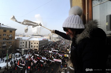 Lady waving to the protesters. Photo by Vasiliy Maximov (Ridus.ru)