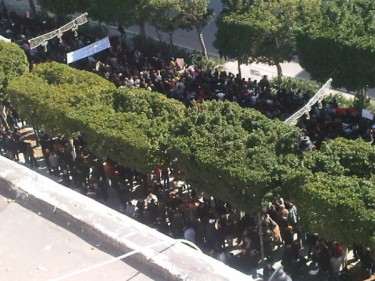 Protesters gathering in Habib Bourguiba Avenue, downtown Tunis. Photo shared by @Lechatquirit , via Twitpic