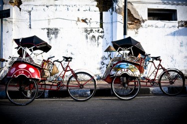 Becak in Indonesië. Foto van Flickr-pagina van Original Nomad, gebruikt onder CC-licentie.