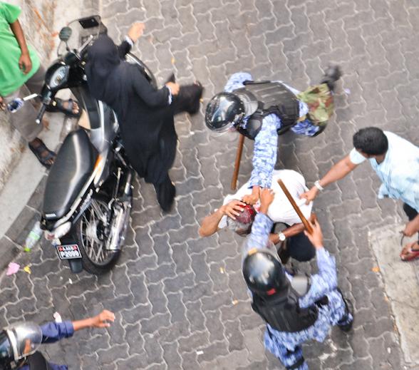 La brutalità della polizia sui manifestanti. Foto di un anonimo, usata su concessione.